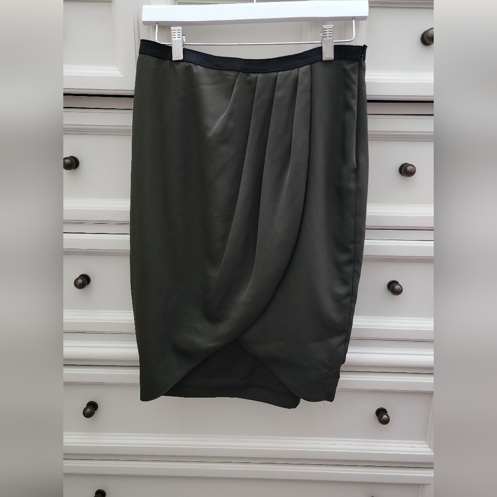 Worthington olive tulip skirt. Size 6.